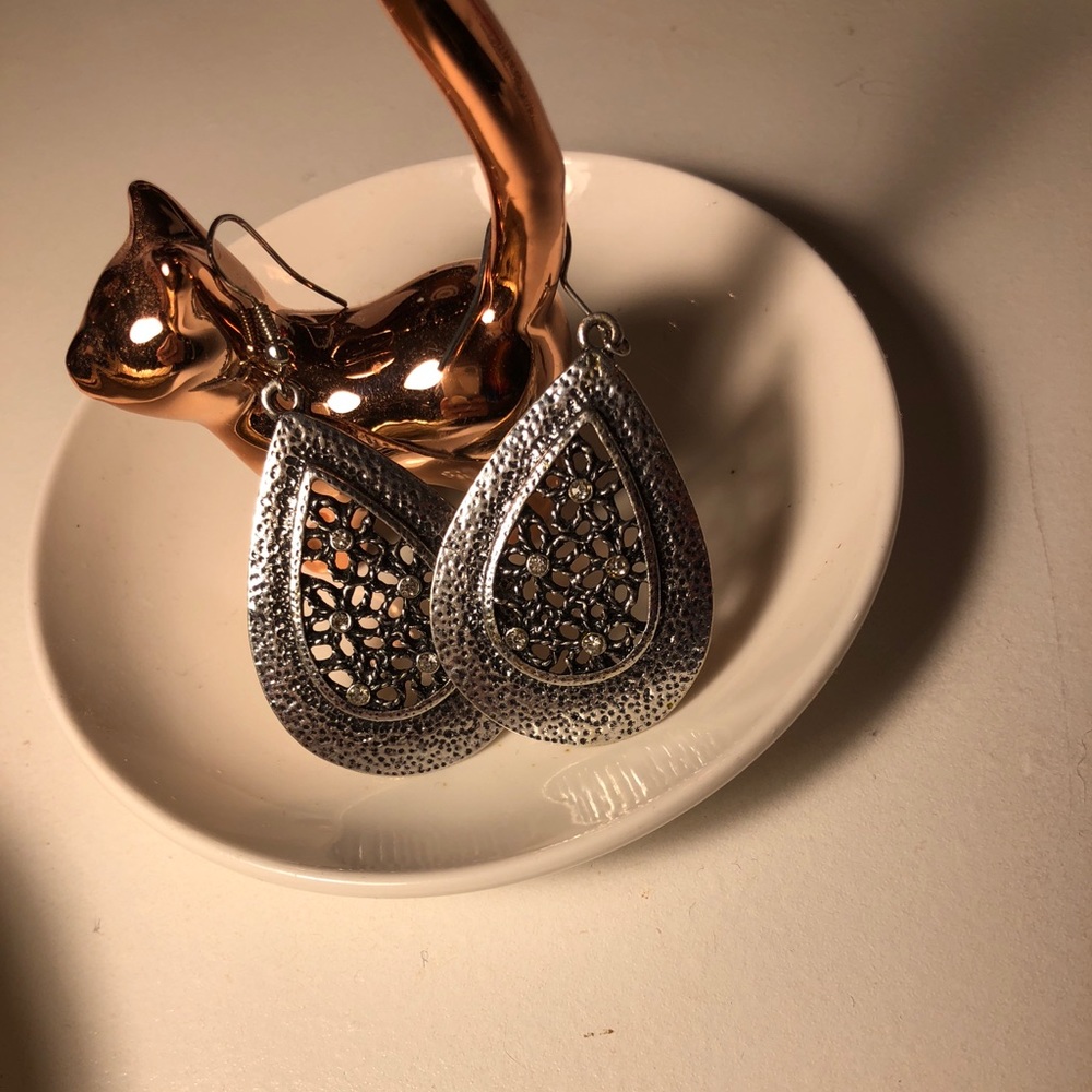 Adorable silver dangling earrings